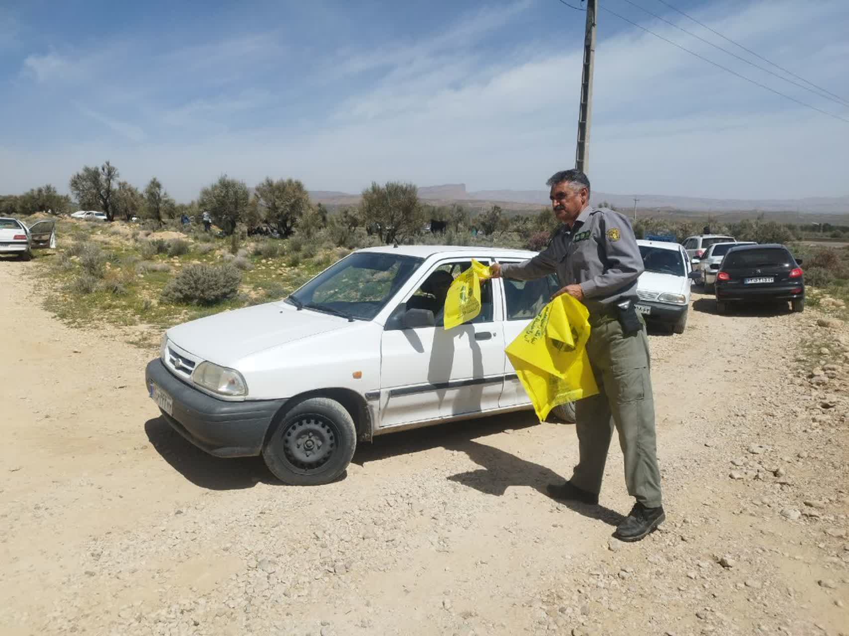 چهاردهمین سال توزیع کیسه زباله در روز طبیعت در شهرستان فسا