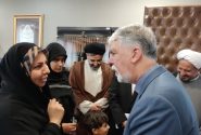 وزیر فرهنگ و ارشاد اسلامی از دختر شهید «مسلم نصر» از شهدای مدافع حرم جهرم تجلیل کرد