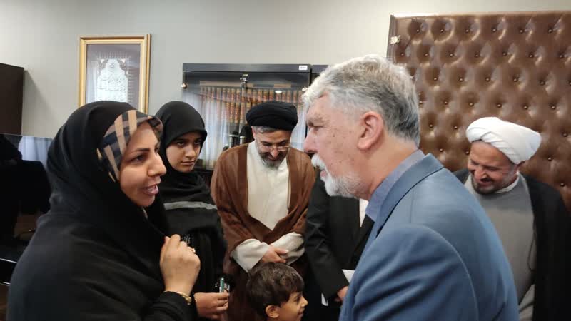 وزیر فرهنگ و ارشاد اسلامی از دختر شهید «مسلم نصر» از شهدای مدافع حرم جهرم تجلیل کرد