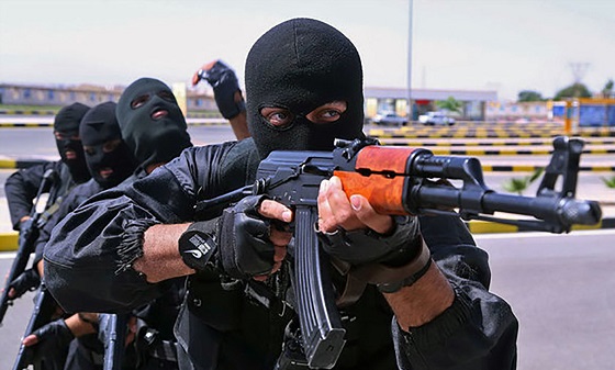 باز شدن زنجیر پای گروگان، با حضور به موقع ماموران پلیس آگاهی فارس