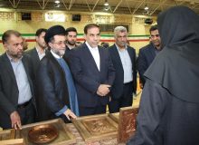 بازدید از غرفه عرضه کالاهای تولید شده زنان توان یافته 