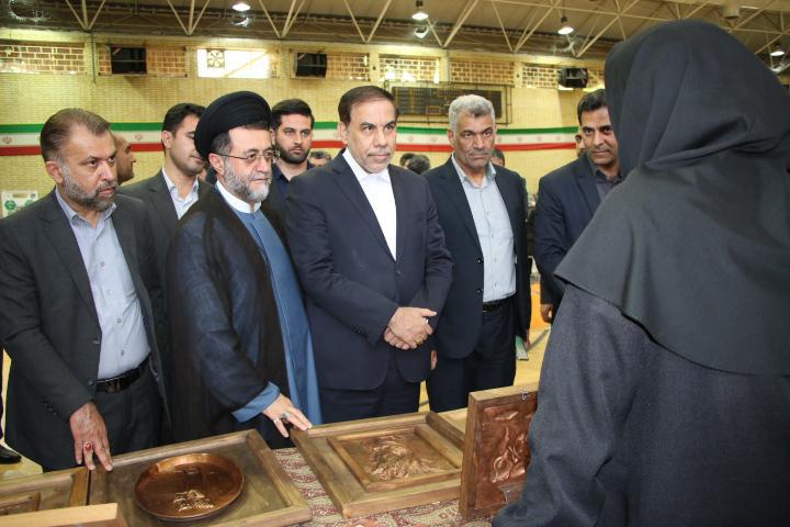 بازدید از غرفه عرضه کالاهای تولید شده زنان توان یافته