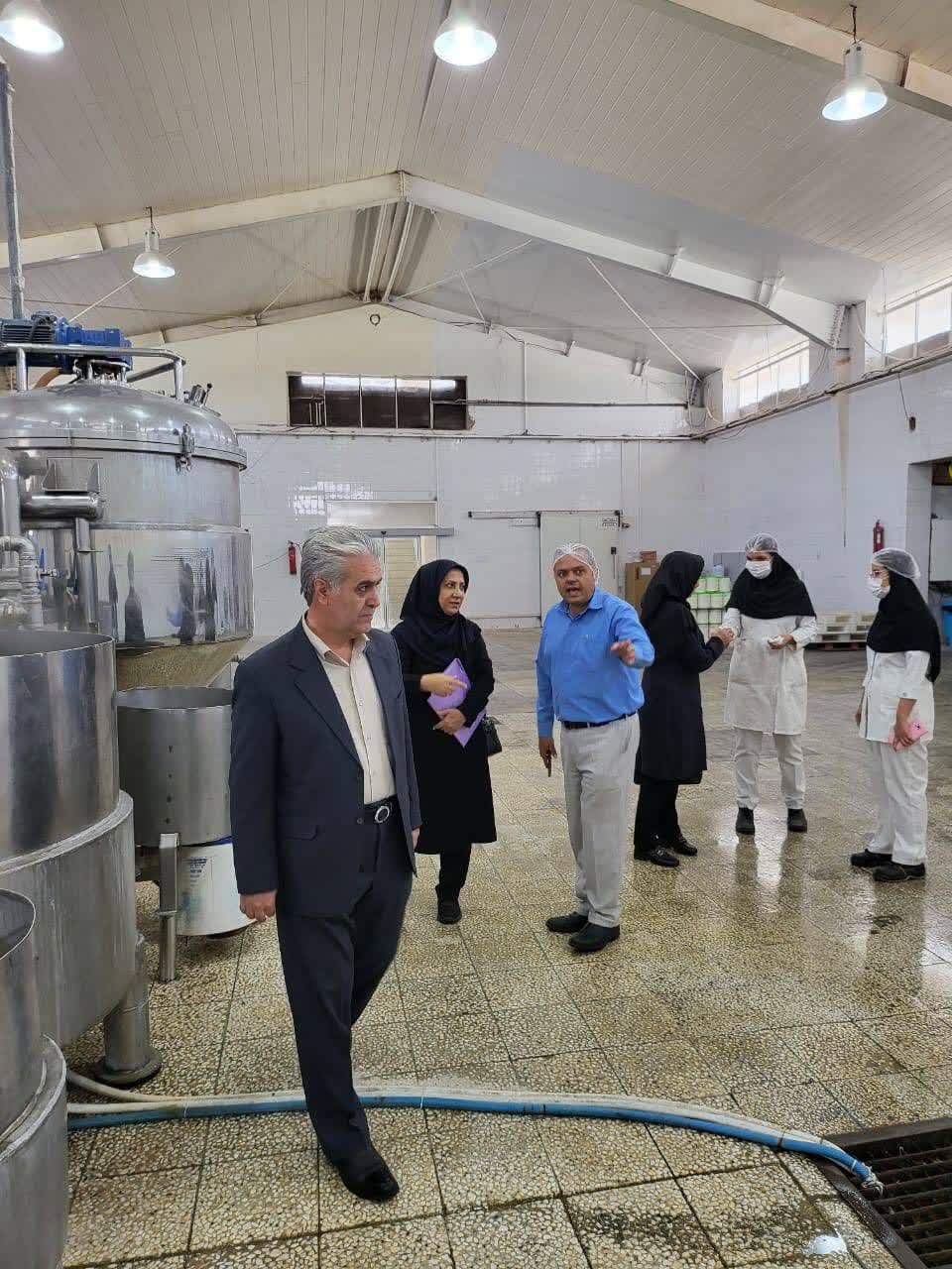 بازدید مدیرکل استاندارد استان فارس و هیئت همراه از کارخانه تولیدی شیراز صدک