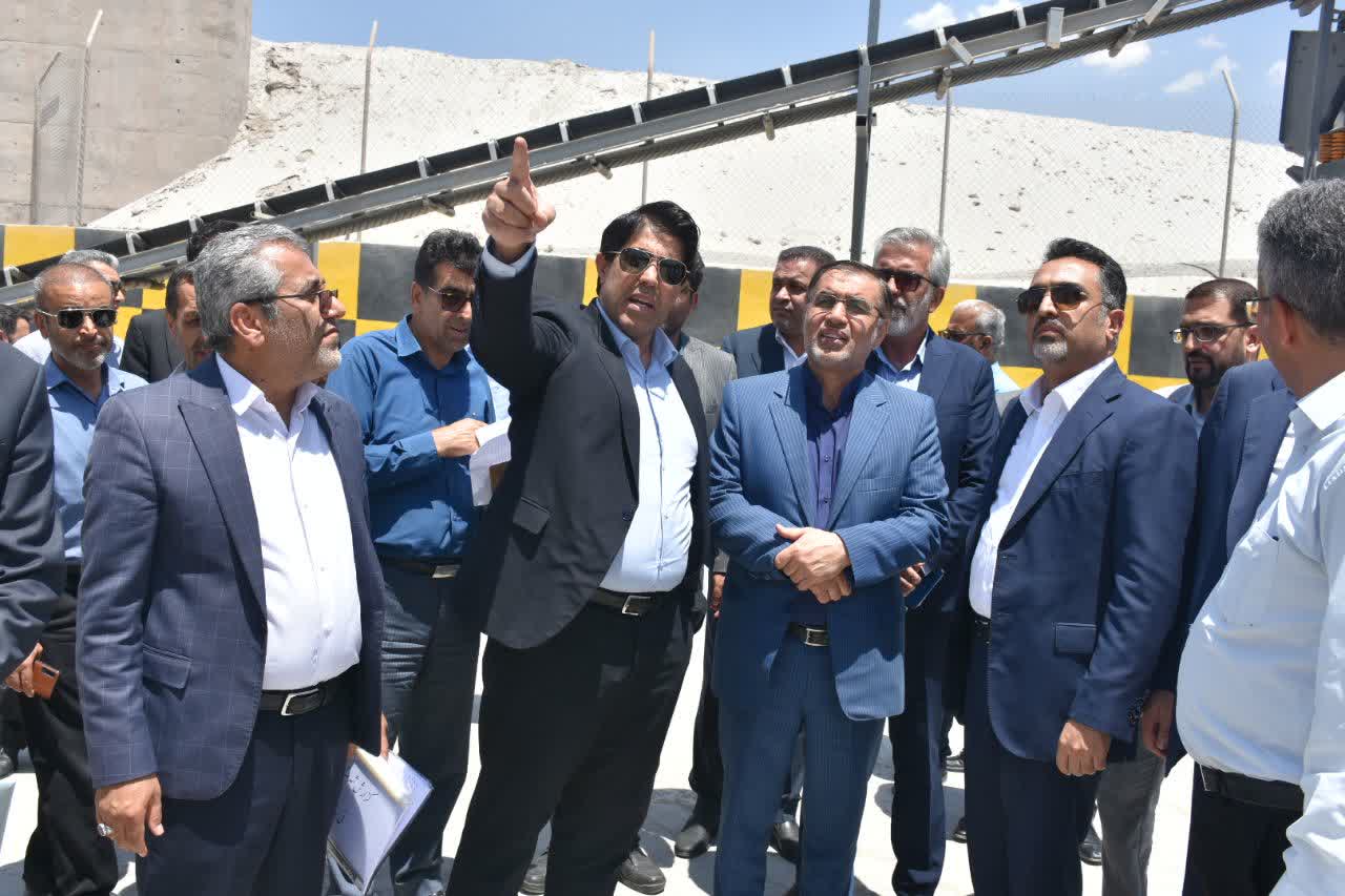 جلسه با فعالان اقتصادی و بازدید از واحدهای تولیدی و صنایع معدنی شهرستان نی ریز