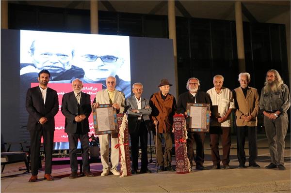 تکریم داریوش مودبیان در شب ادبیات نمایشی با حضور استاد علی نصیریان