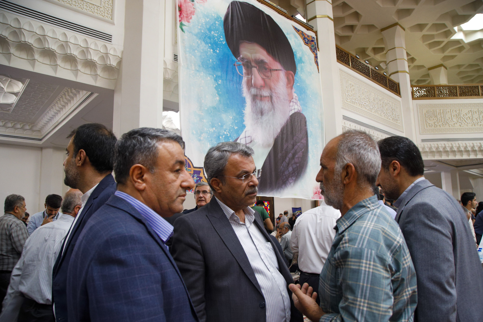 میز خدمت هفته دولت در حرم مطهر شاهچراغ برگزار شد؛ دیدار بیواسطه مسئولان با مردم