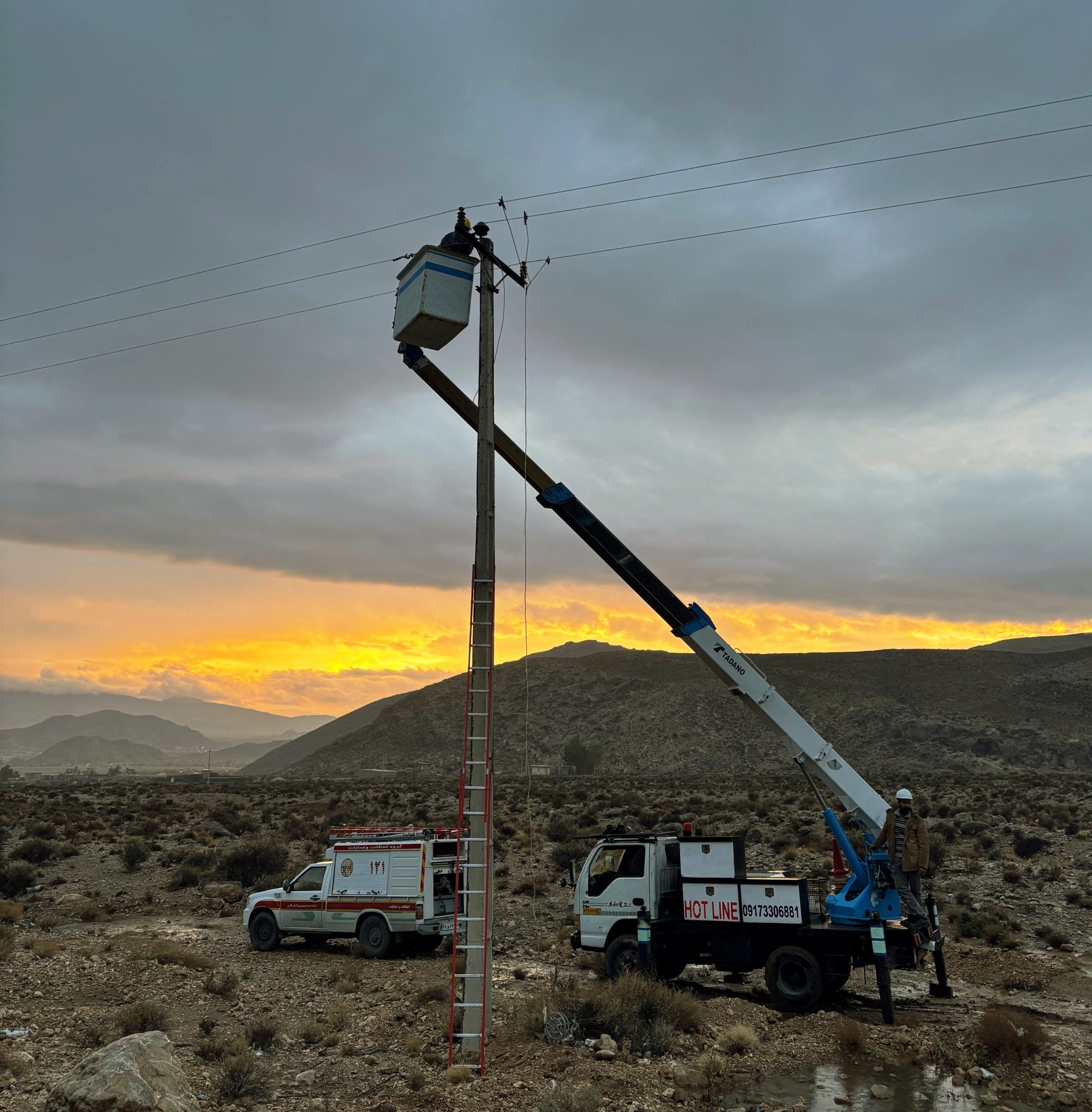 تلاش شبانه روزی سیمبانان برق جهت حفظ پایداری شبکه و استمرار خدمت رسانی به مشترکان در زمستان
