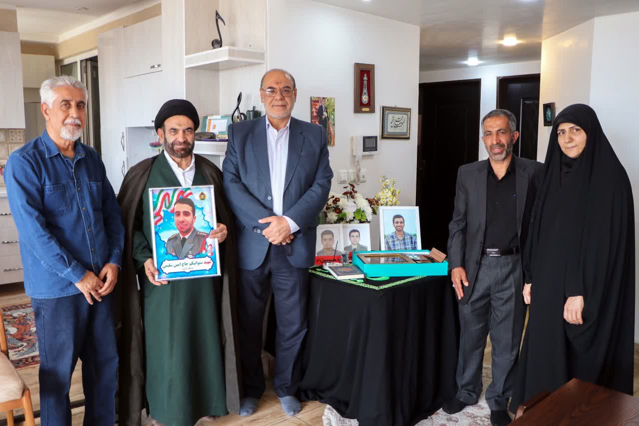 دیدار مدیرکل بنیاد شهید فارس با خانواده شهید مدافع امنیت امین سلیمی