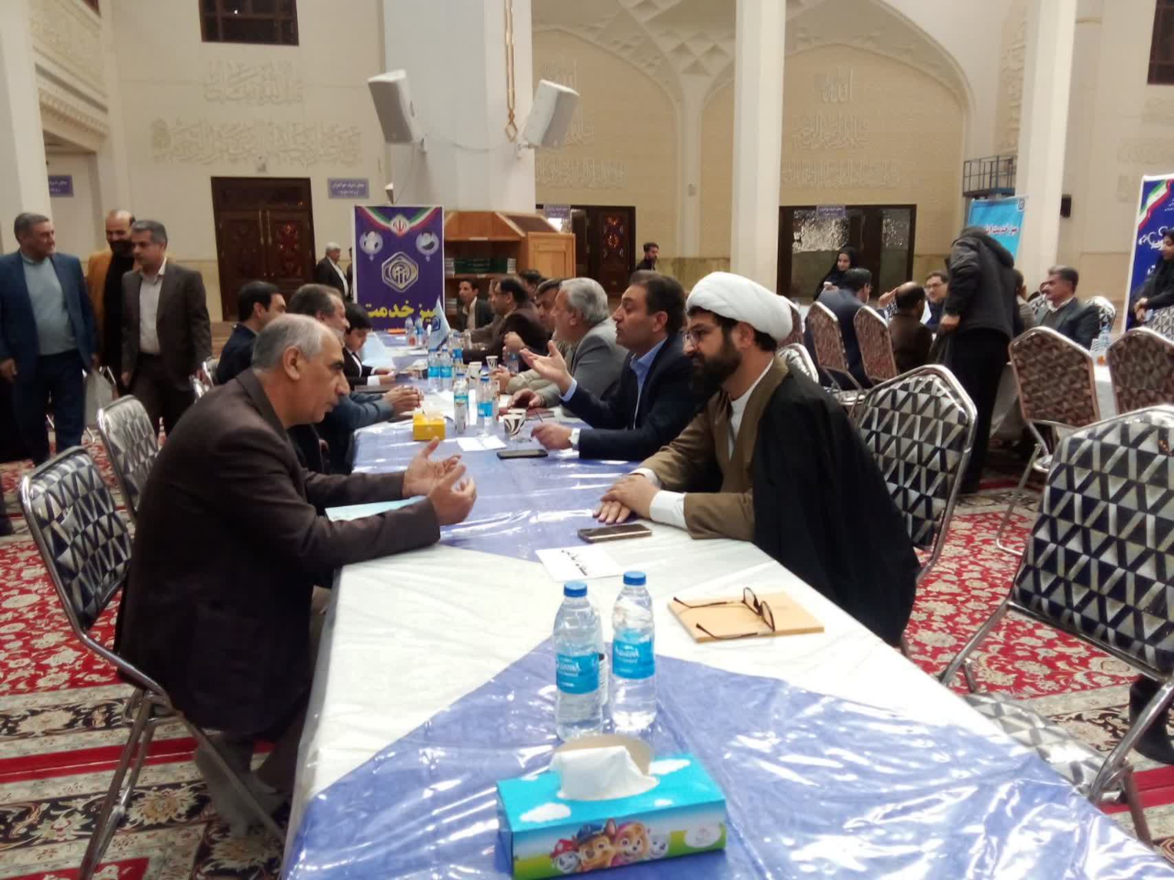 میز خدمت اداره کل تبلیغات اسلامی فارس در حرم شاهچراغ(ع) به مناسبت دهه فجر