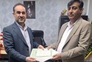 اهدای اسناد مالکیت تک برگ شهرک صنعتی کازرون به مدیرعامل شرکت شهرک های صنعتی فارس