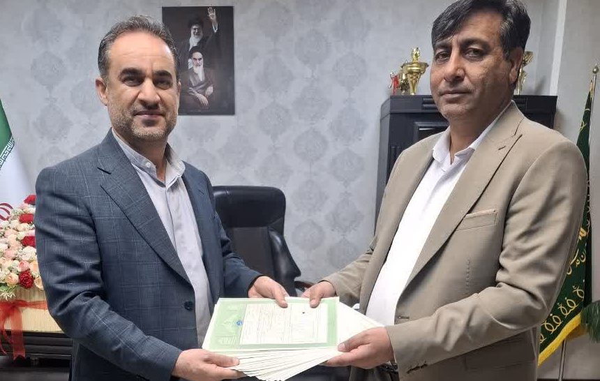 اهدای اسناد مالکیت تک برگ شهرک صنعتی کازرون به مدیرعامل شرکت شهرک های صنعتی فارس